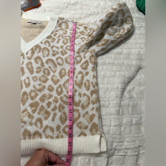Leopard Print V-Neck Sweaterby Nine West - Cream and Tan- Size Medium - Picture 6 of 9